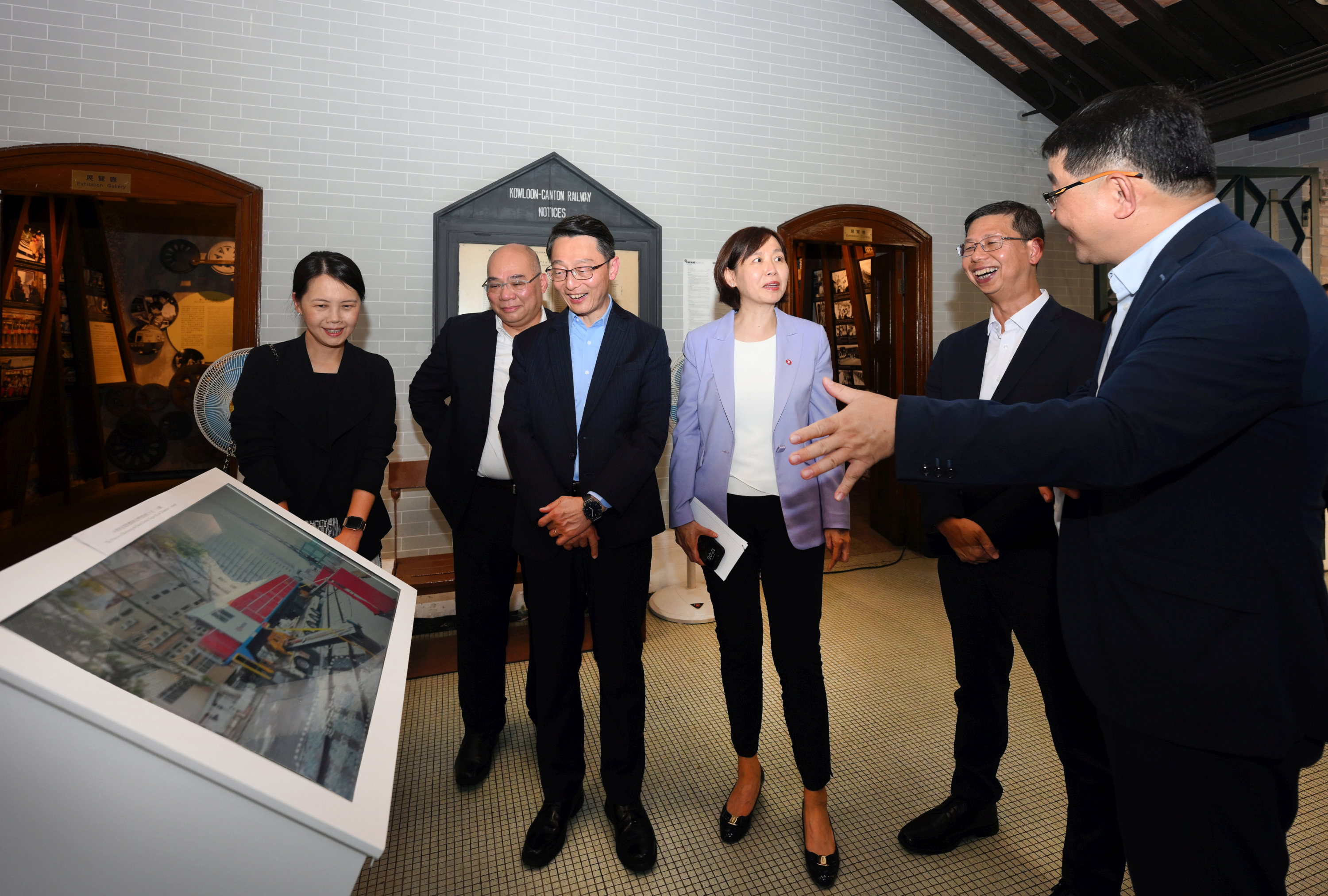 主礼嘉宾观看60号机车移送影片。 